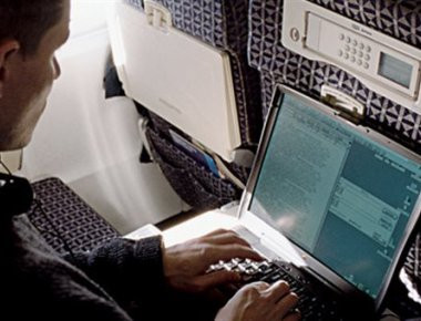 ΗΠΑ: Ενδέχεται να απαγορεύσουν τη μεταφορά λάπτοπ στις καμπίνες αεροσκαφών